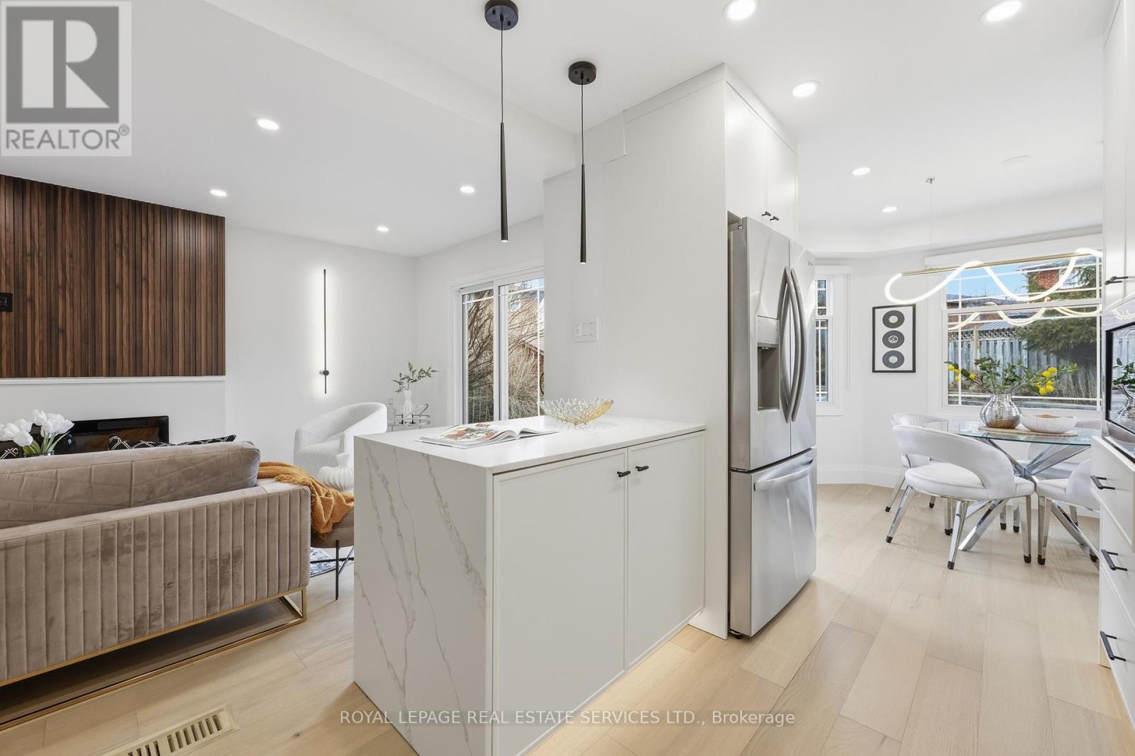 1332 Quinpool Court, Mississauga, Ontario  L5C 4J3 - Photo 6 - W12920398