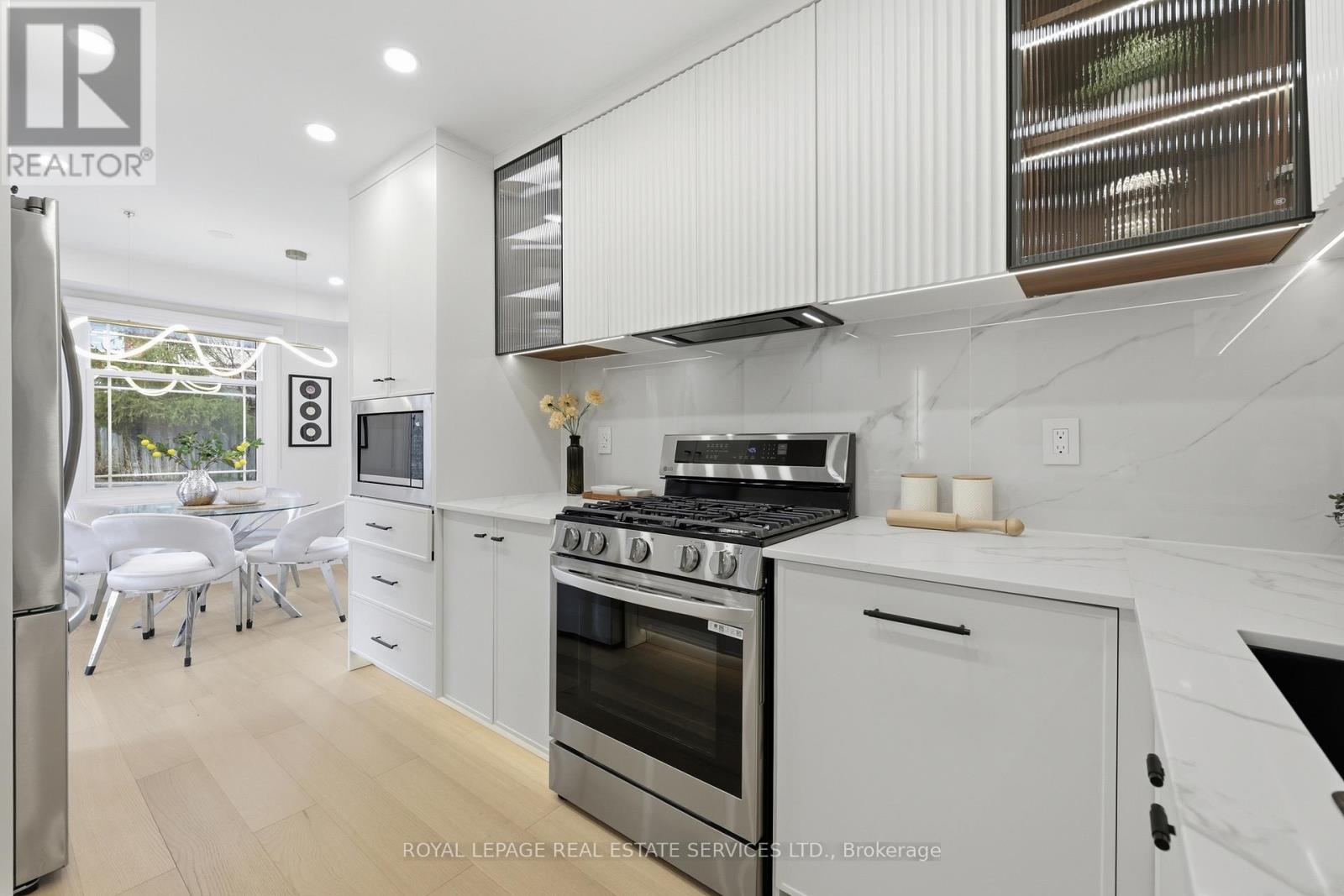 1332 Quinpool Court, Mississauga, Ontario  L5C 4J3 - Photo 4 - W12920398