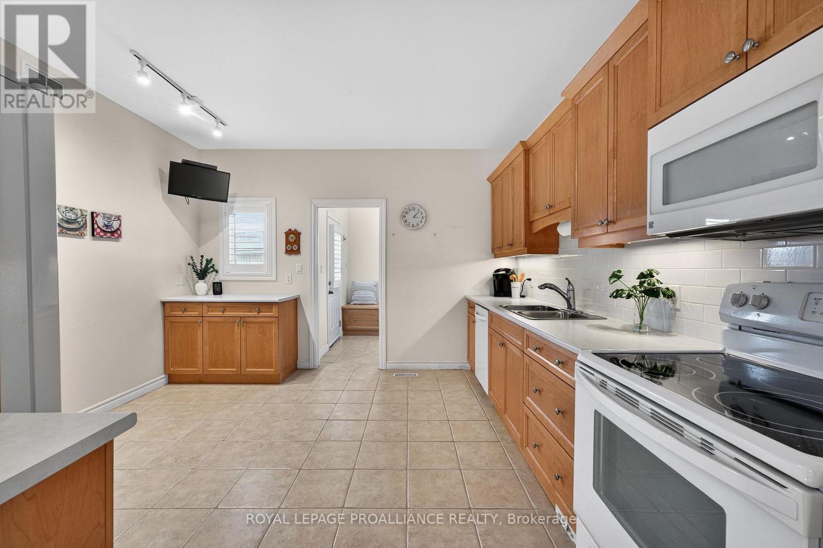 45 Maplehurst Crescent, Prince Edward County, Ontario  K0K 3L0 - Photo 10 - X12928742