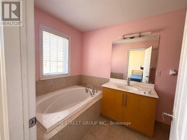 156 Legends Way, Markham, Ontario  L3R 6A6 - Photo 11 - N12930272