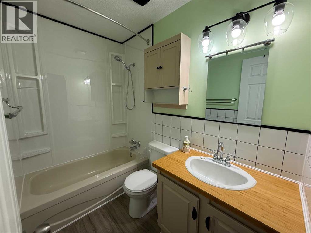 5112 55 Ave, Ponoka, Alberta  T4J 1G8 - Photo 11 - A2296483