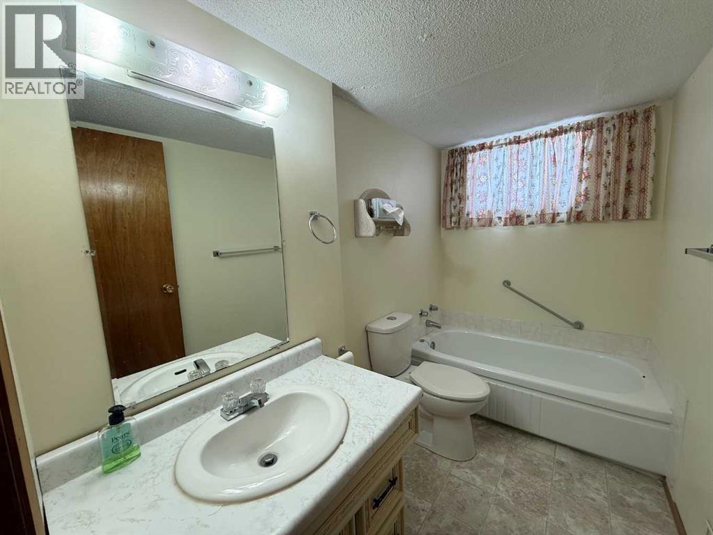 5112 55 Ave, Ponoka, Alberta  T4J 1G8 - Photo 15 - A2296483