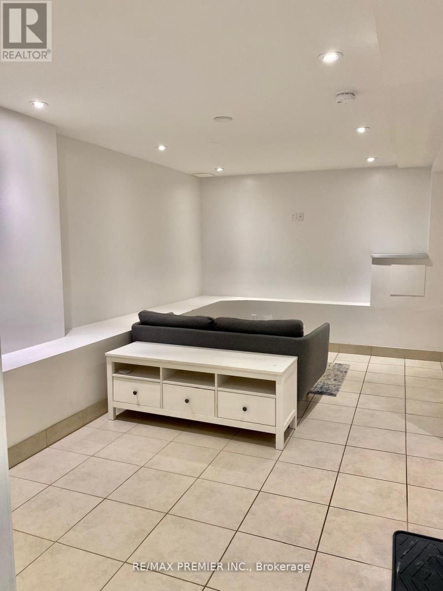 Lower - 325 Willard Avenue, Toronto, Ontario  M6S 3R1 - Photo 6 - W12930268