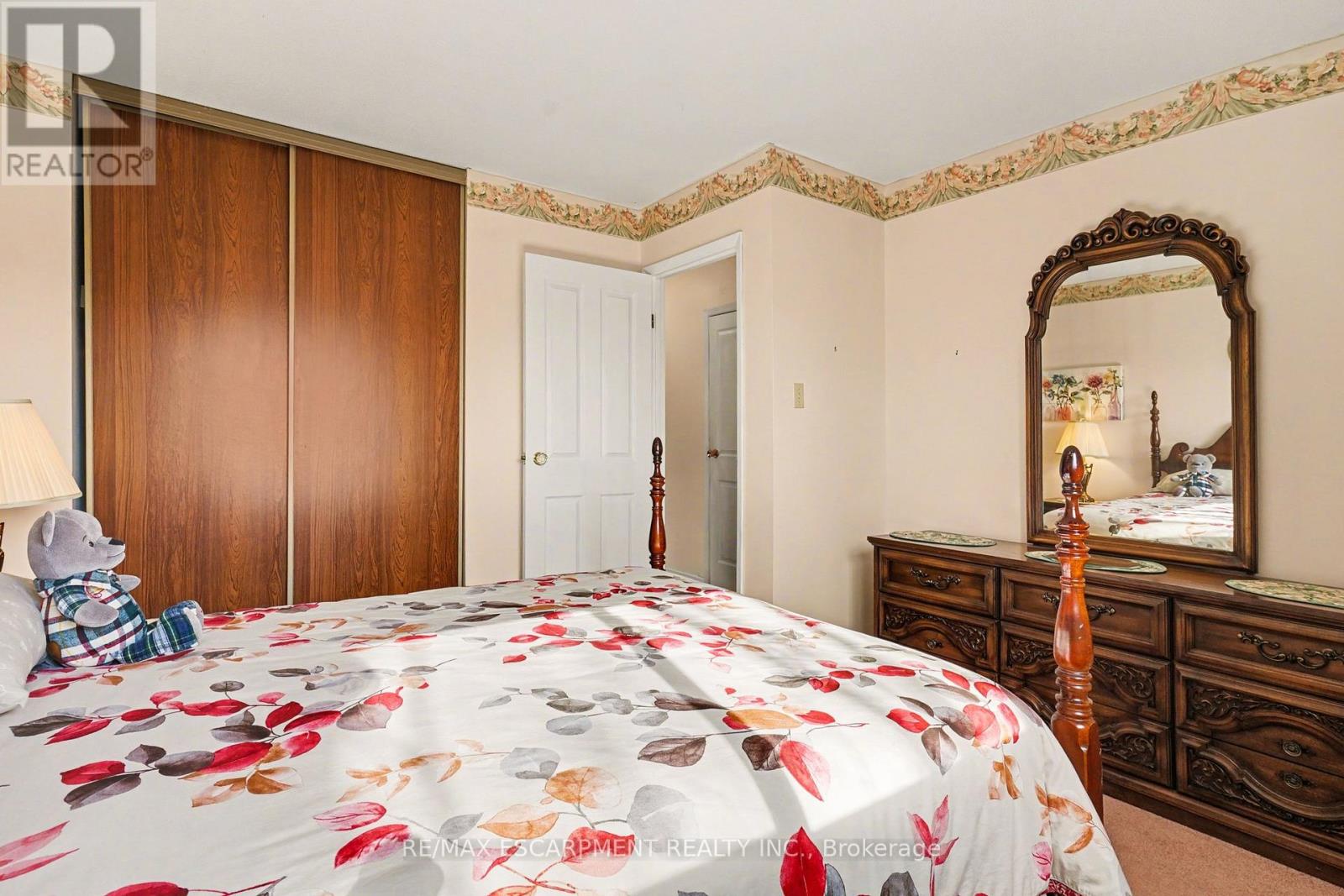 2381 Middlesmoor Crescent, Burlington, Ontario  L7P 3X4 - Photo 13 - W12930300