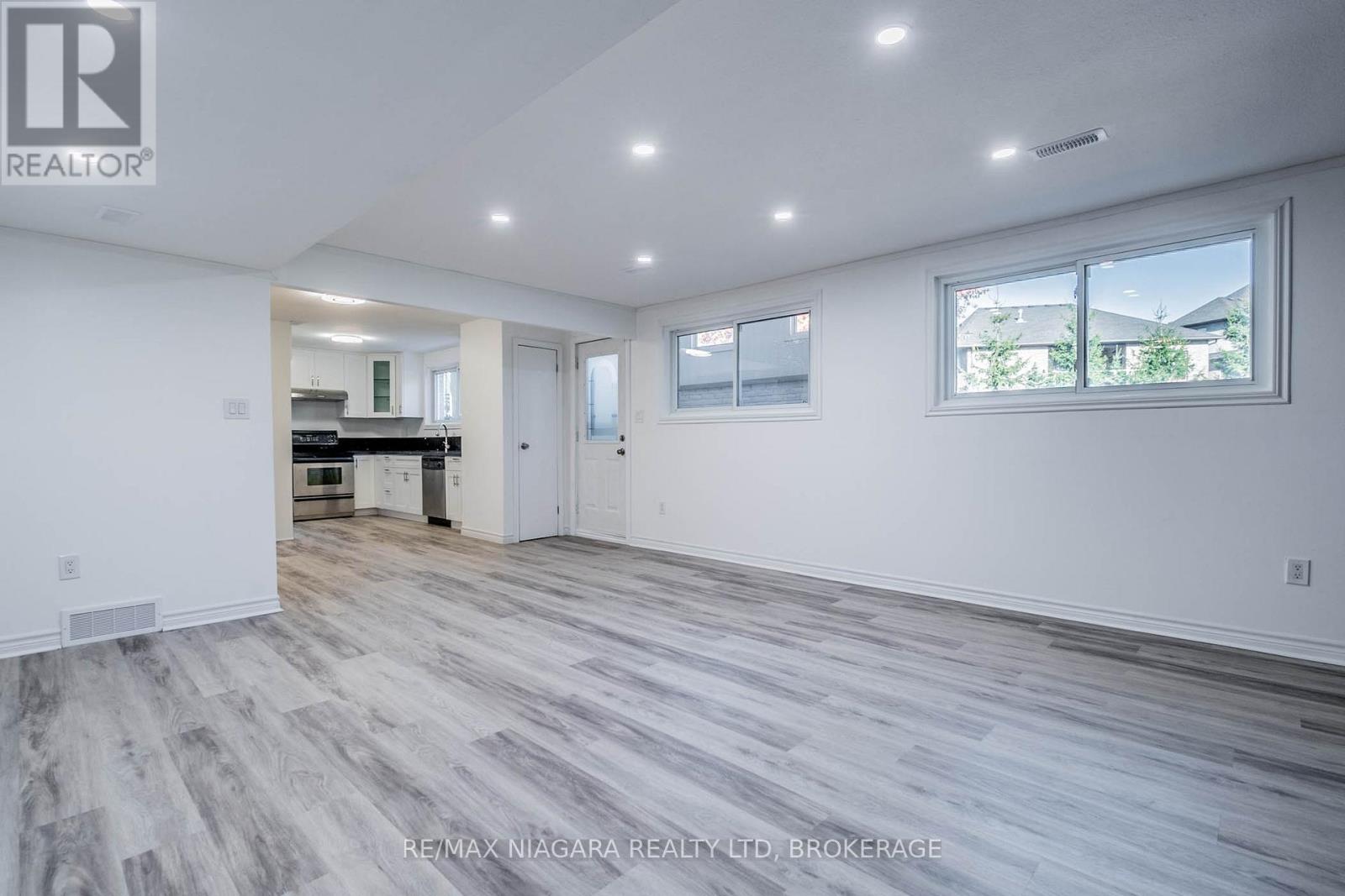 Lower - 22 Chantler Road, Welland, Ontario  L3C 4M5 - Photo 2 - X12930360