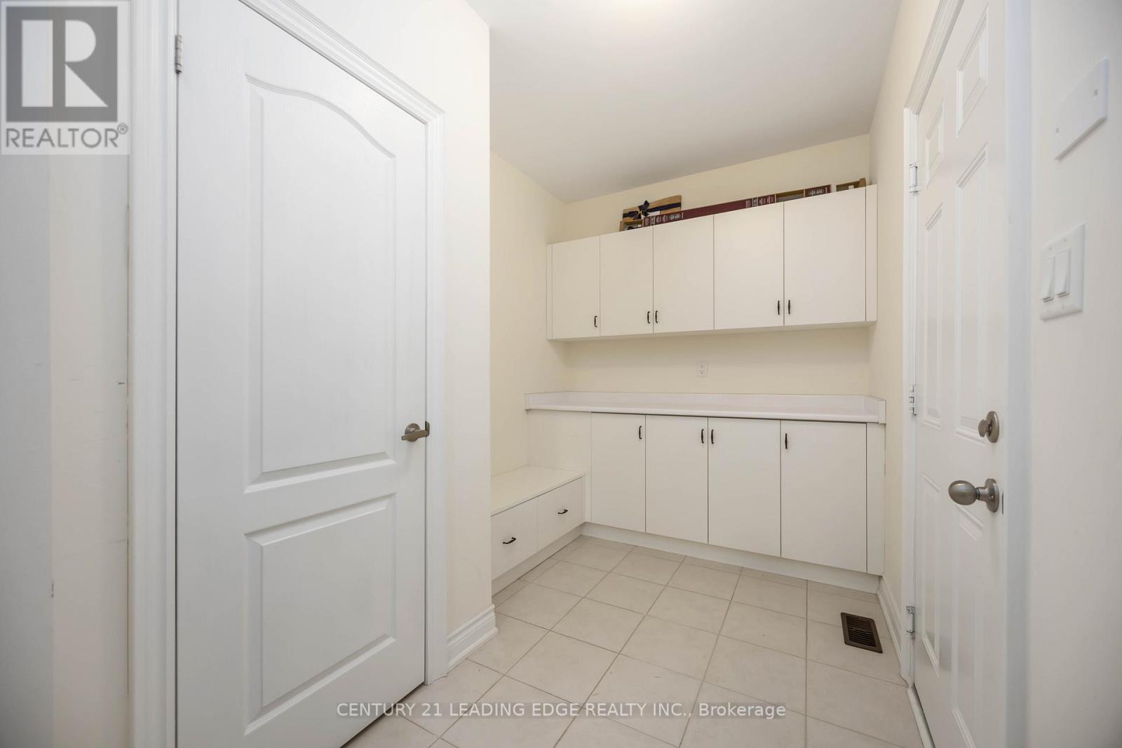 689 Somerville Drive, Newmarket, Ontario  L3X 0J9 - Photo 40 - N12929586