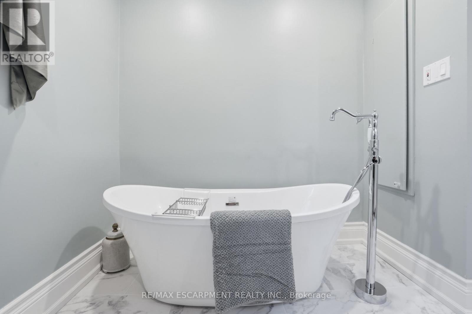 1987 Snake Road, Burlington, Ontario  L7P 4Y1 - Photo 30 - W12929810