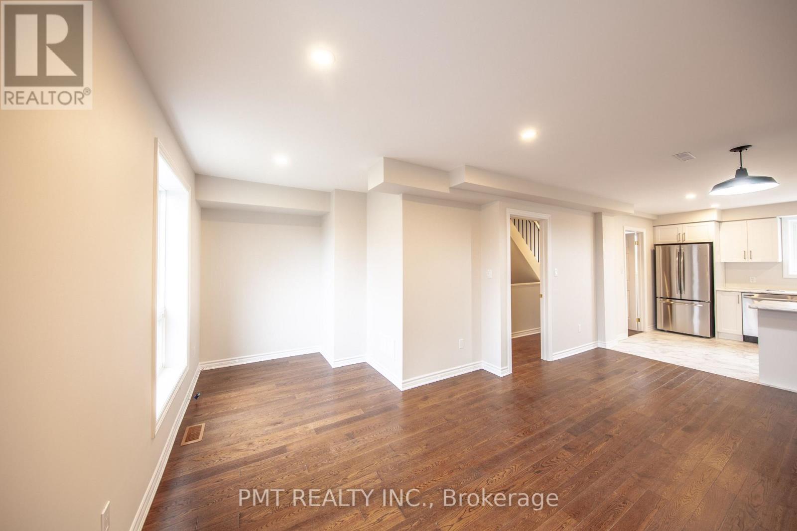 18 Darrell Avenue, Toronto, Ontario  M4E 2G4 - Photo 3 - E12930382