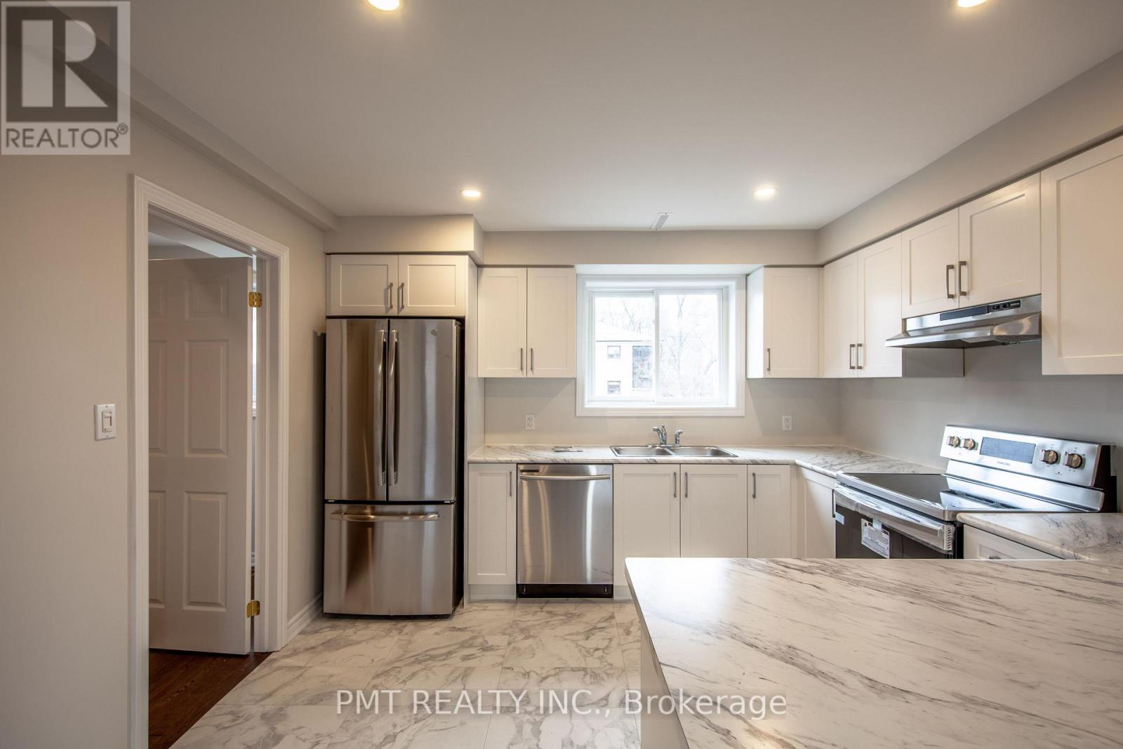 18 Darrell Avenue, Toronto, Ontario  M4E 2G4 - Photo 4 - E12930382