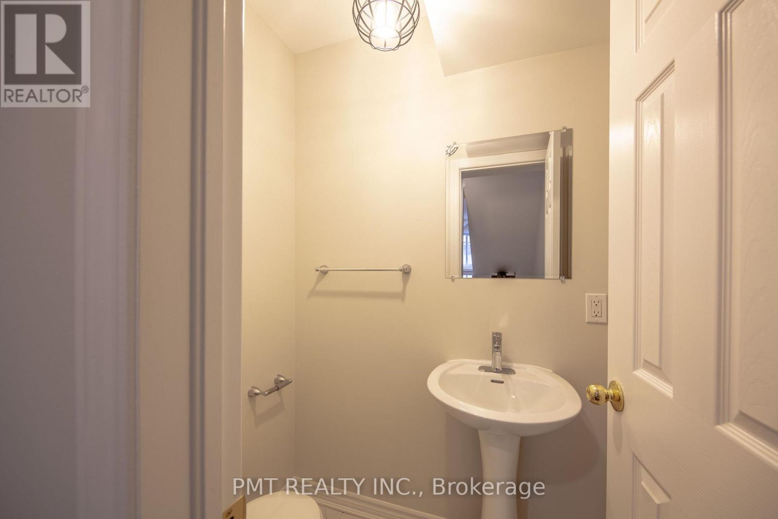 18 Darrell Avenue, Toronto, Ontario  M4E 2G4 - Photo 7 - E12930382