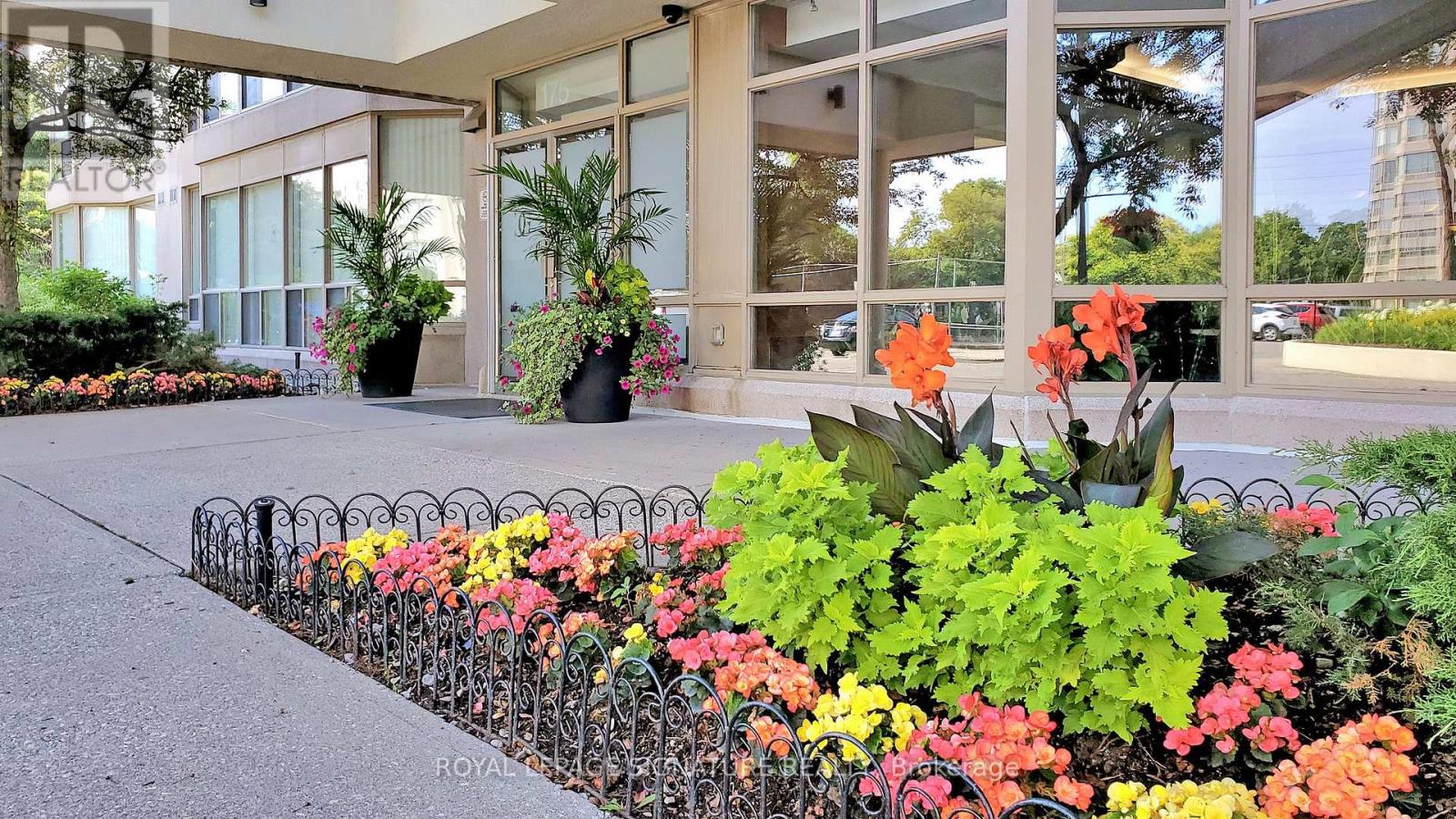 212 - 175 Cedar Avenue, Richmond Hill, Ontario  L4C 9V3 - Photo 5 - N12930346