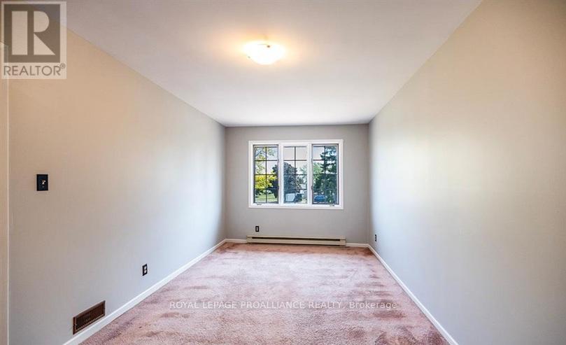 35 Patrick Street, Quinte West, Ontario  K8V 4B4 - Photo 13 - X12930522