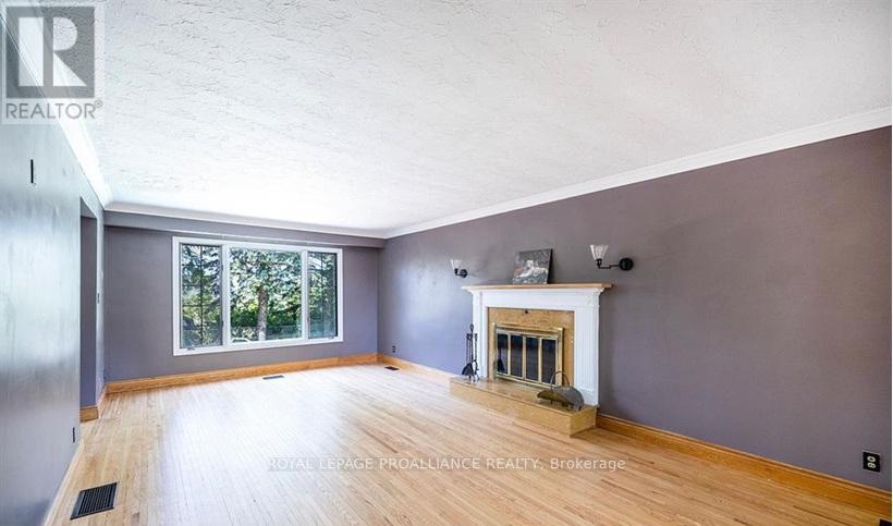 35 Patrick Street, Quinte West, Ontario  K8V 4B4 - Photo 3 - X12930522