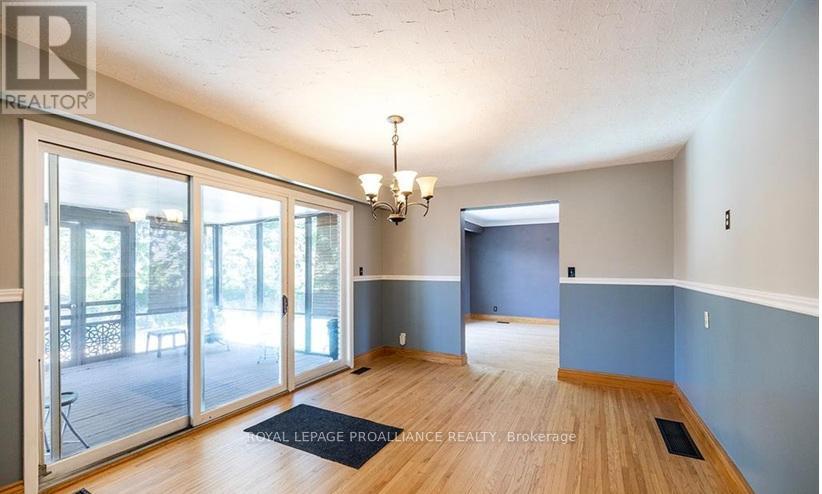 35 Patrick Street, Quinte West, Ontario  K8V 4B4 - Photo 7 - X12930522