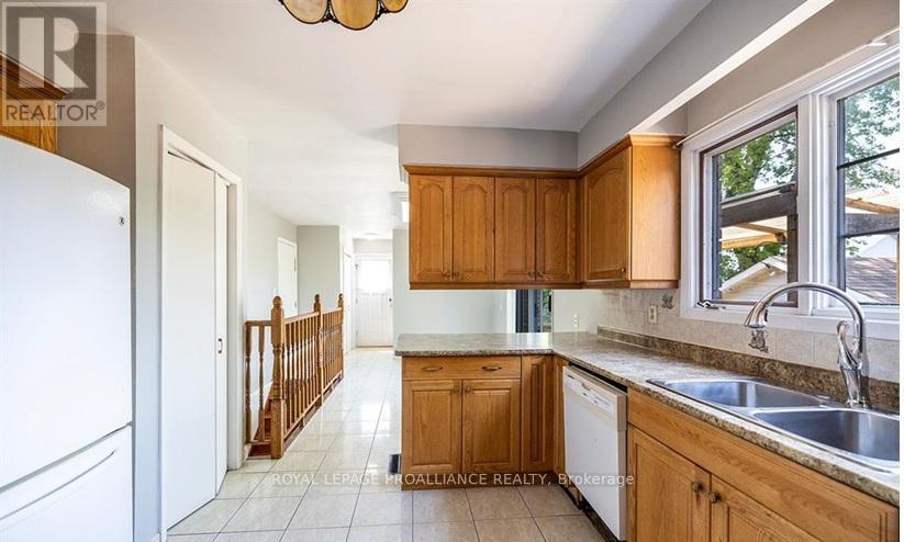 35 Patrick Street, Quinte West, Ontario  K8V 4B4 - Photo 8 - X12930522