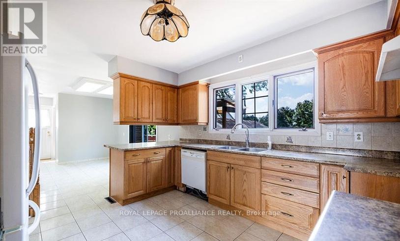 35 Patrick Street, Quinte West, Ontario  K8V 4B4 - Photo 9 - X12930522