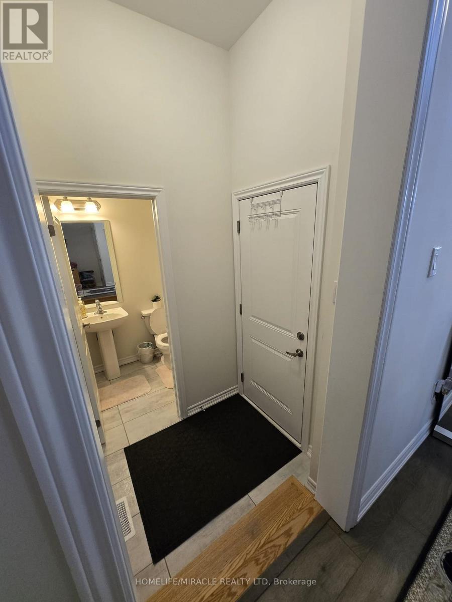 296 Okanagan Path, Oshawa, Ontario  L1H 0A7 - Photo 6 - E12930564