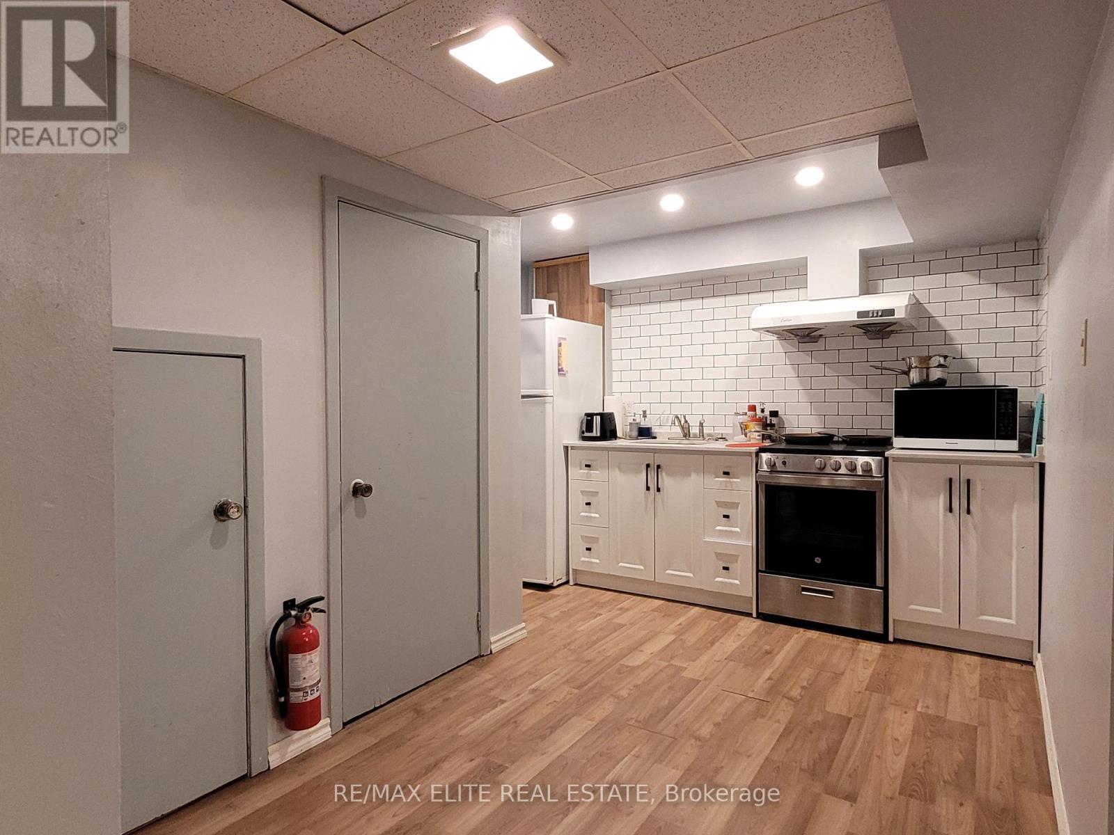 Lower - 3448 Ellengale Drive, Mississauga, Ontario  L5C 1Z7 - Photo 3 - W12930524