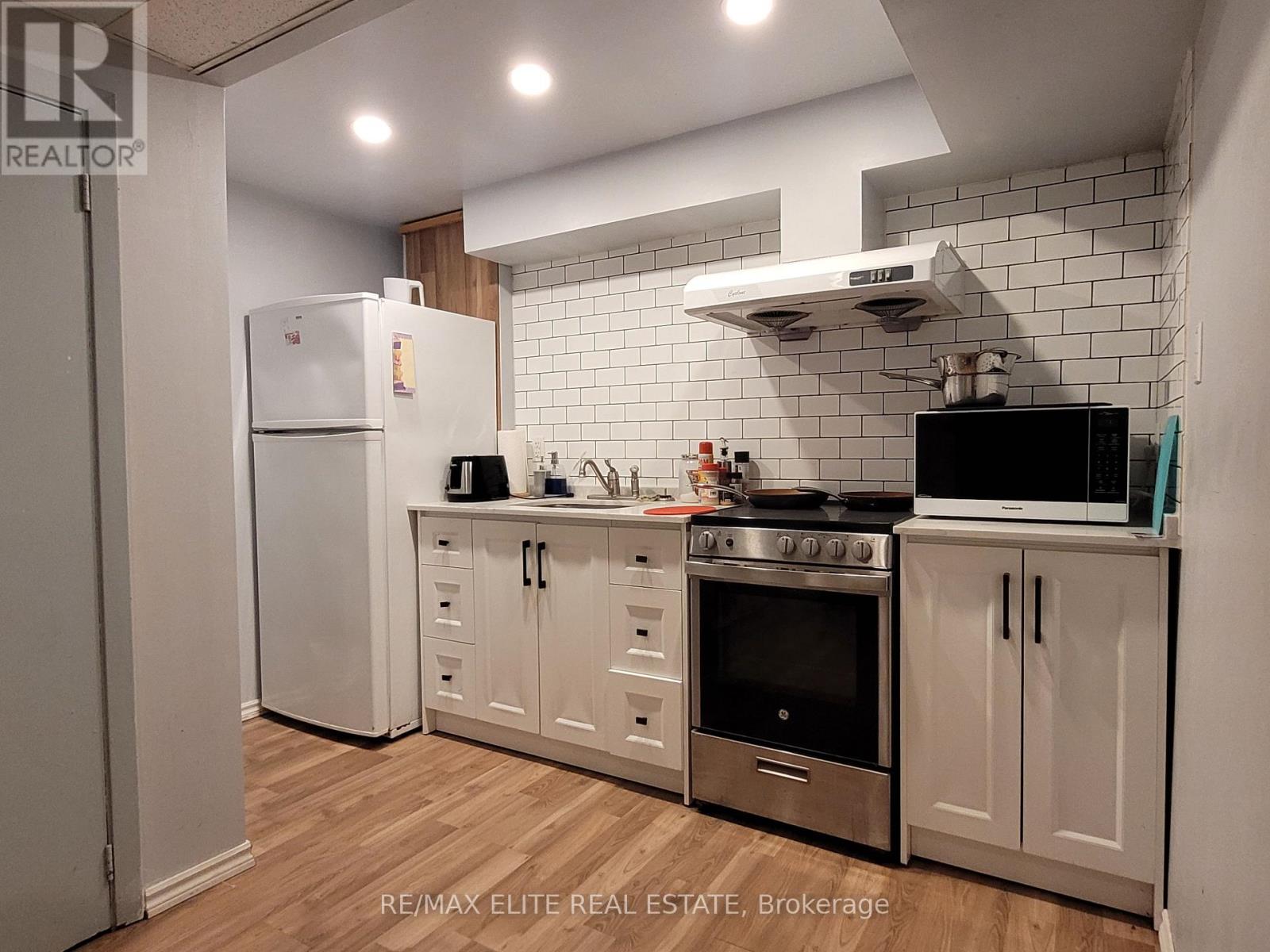 Lower - 3448 Ellengale Drive, Mississauga, Ontario  L5C 1Z7 - Photo 4 - W12930524