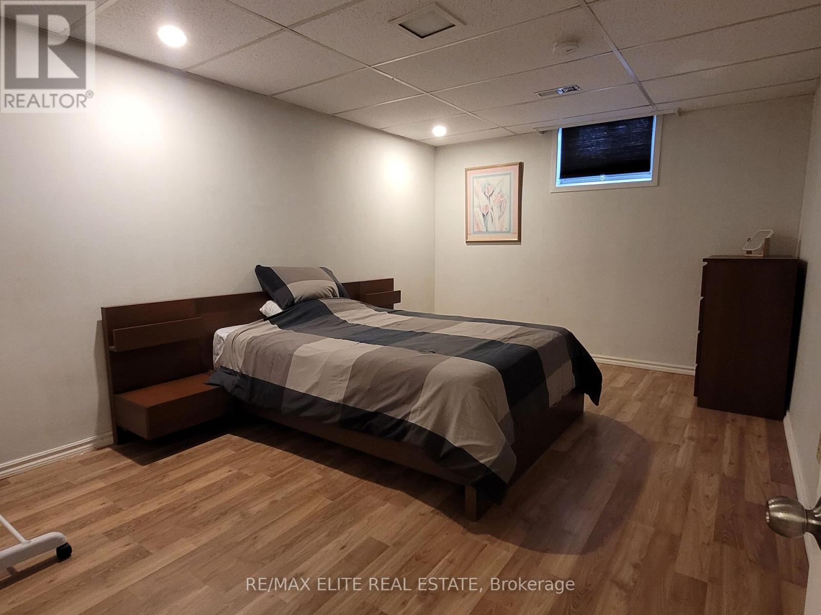 Lower - 3448 Ellengale Drive, Mississauga, Ontario  L5C 1Z7 - Photo 5 - W12930524