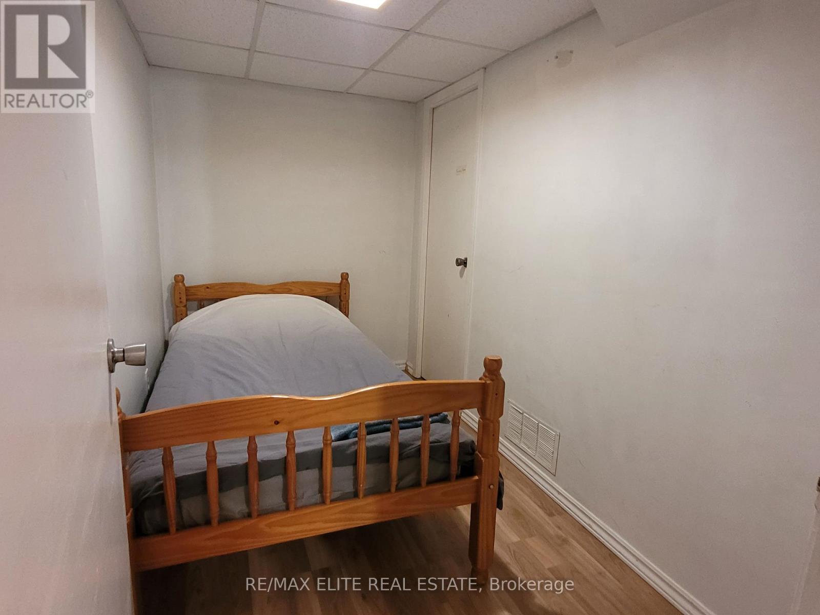 Lower - 3448 Ellengale Drive, Mississauga, Ontario  L5C 1Z7 - Photo 6 - W12930524