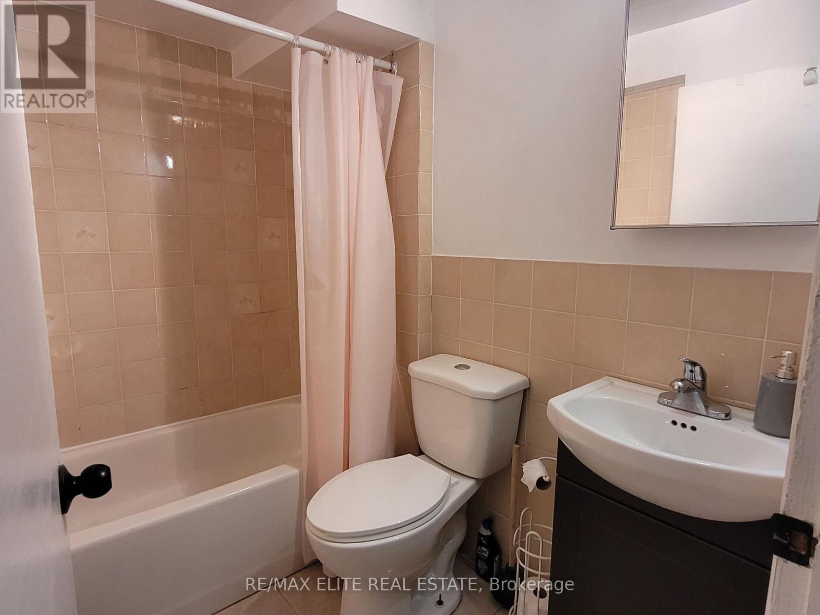 Lower - 3448 Ellengale Drive, Mississauga, Ontario  L5C 1Z7 - Photo 7 - W12930524