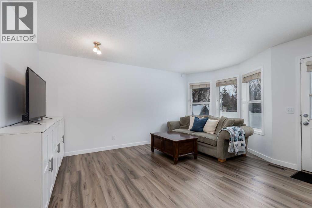 2 Everridge Villas Sw, Calgary, Alberta  T2Y 4Z1 - Photo 4 - A2294641