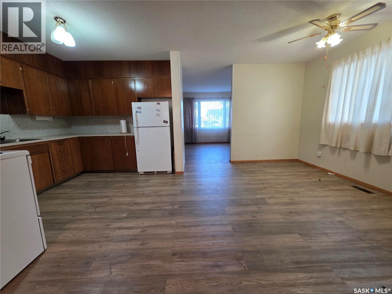 244 18th Avenue Ne, Swift Current, Saskatchewan  S9H 2Y1 - Photo 3 - SK031474