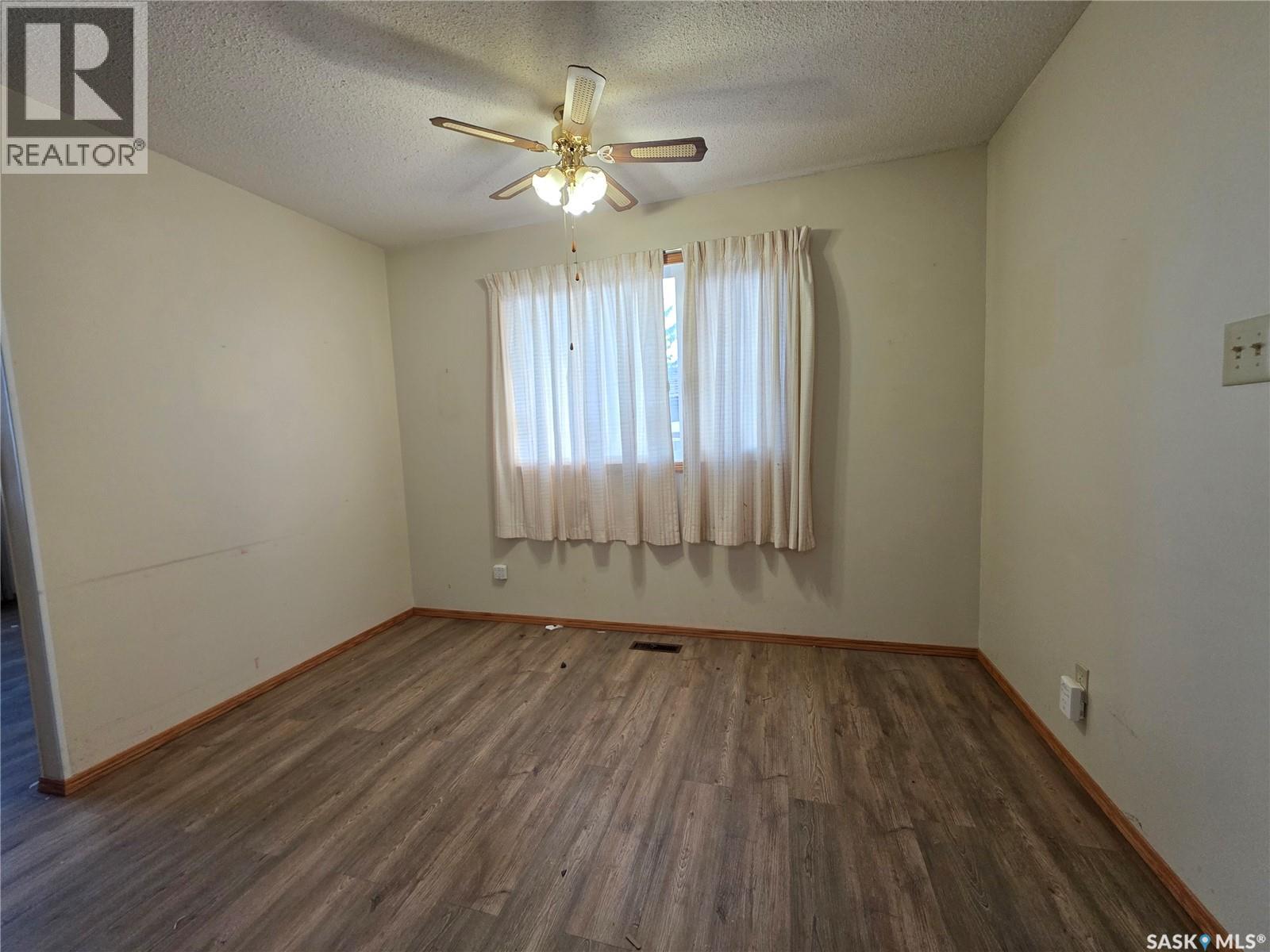 244 18th Avenue Ne, Swift Current, Saskatchewan  S9H 2Y1 - Photo 4 - SK031474