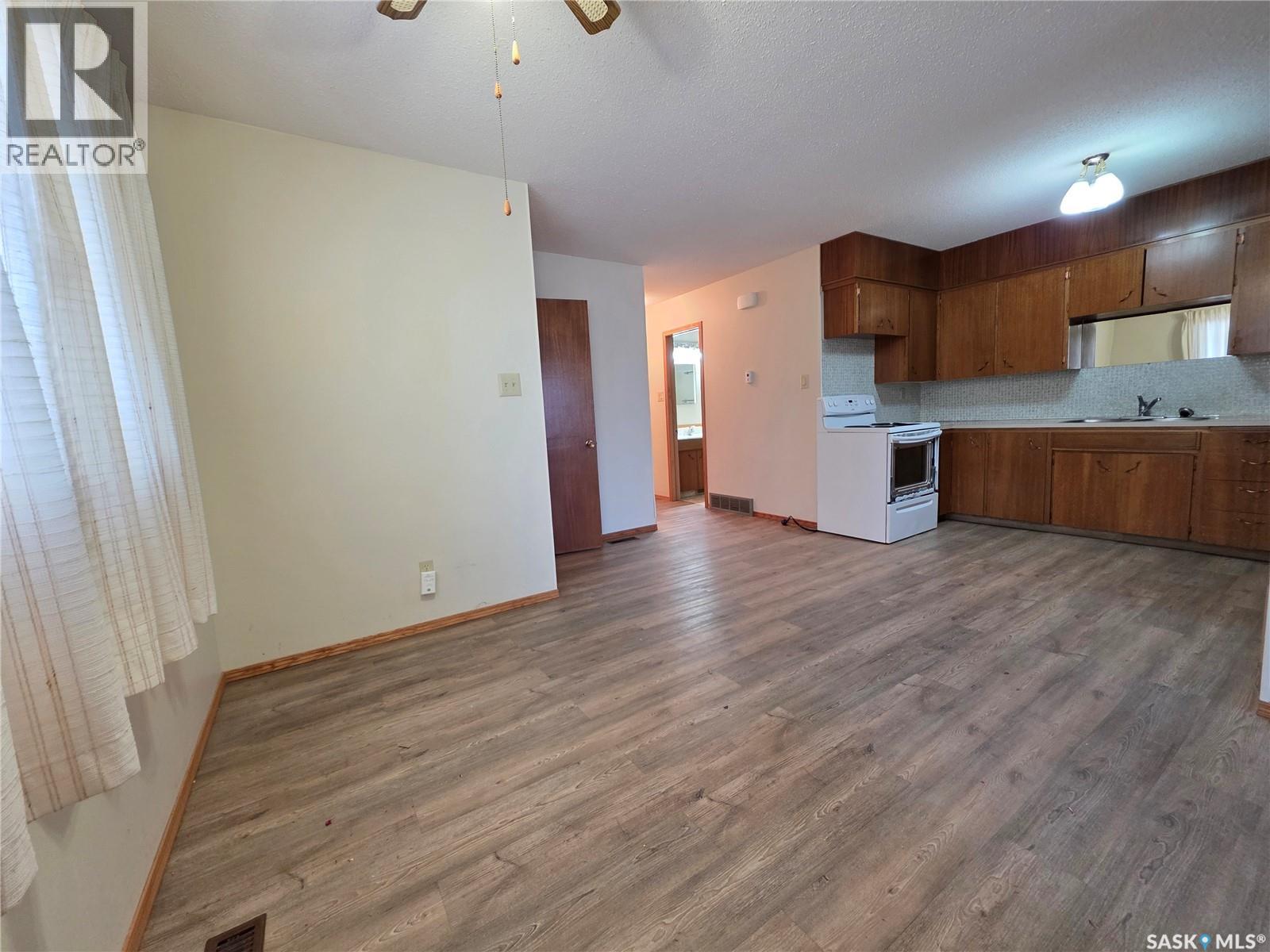 244 18th Avenue Ne, Swift Current, Saskatchewan  S9H 2Y1 - Photo 8 - SK031474