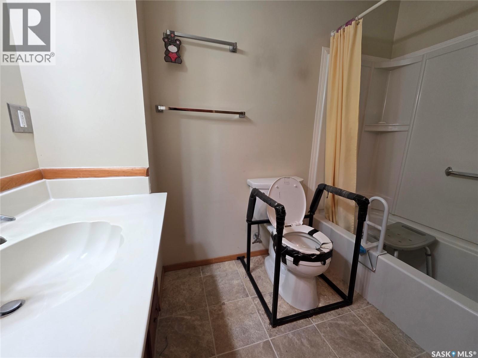 244 18th Avenue Ne, Swift Current, Saskatchewan  S9H 2Y1 - Photo 9 - SK031474