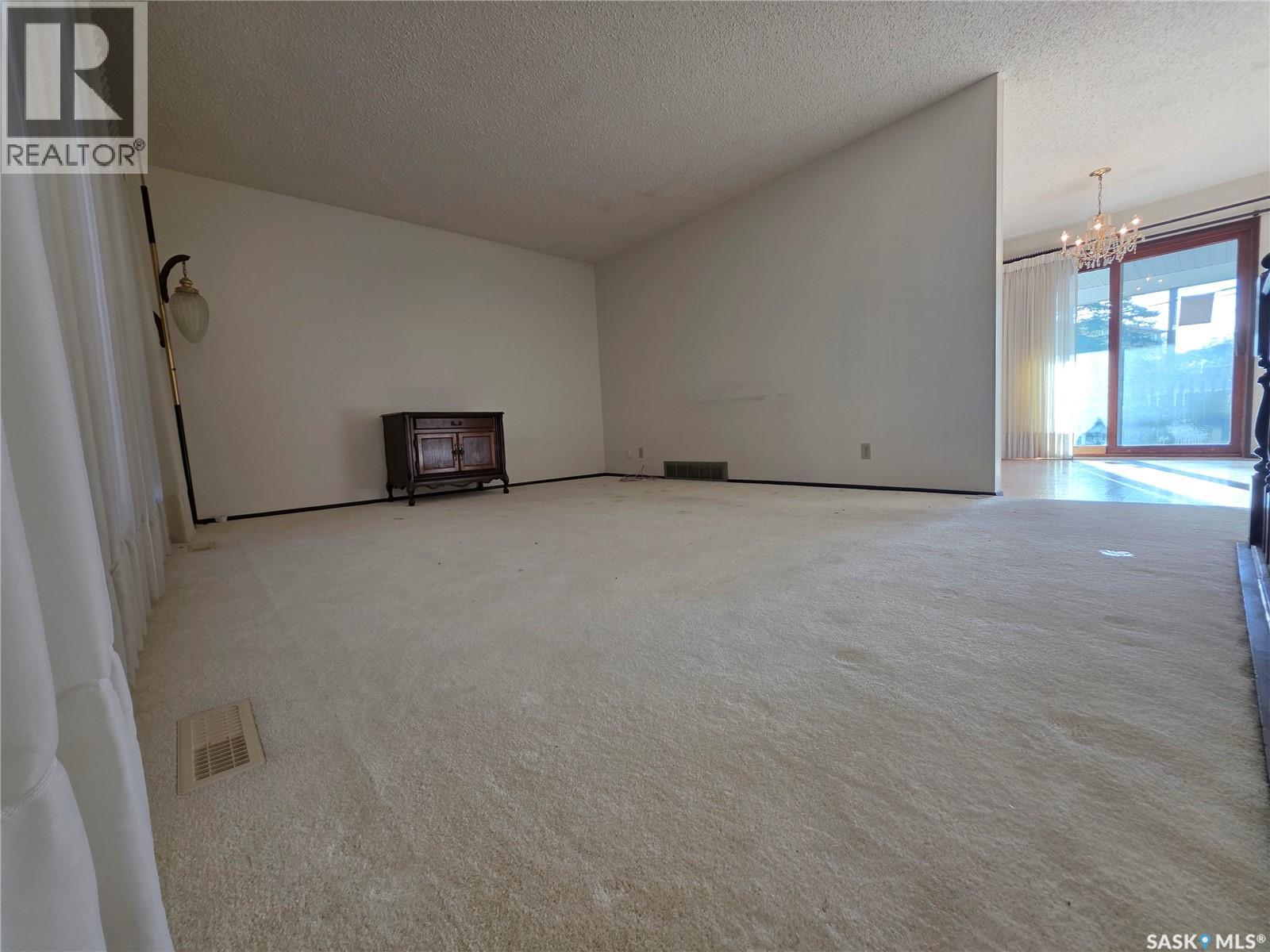 624 7th Avenue Ne, Swift Current, Saskatchewan  S9H 2N9 - Photo 4 - SK031454