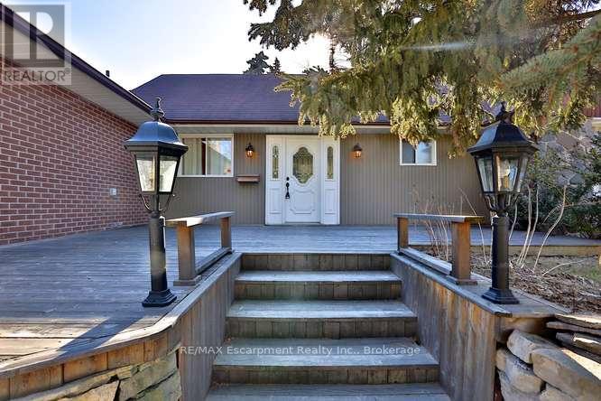 1336 Queen Victoria Avenue, Mississauga, Ontario  L5H 3H3 - Photo 3 - W12779448