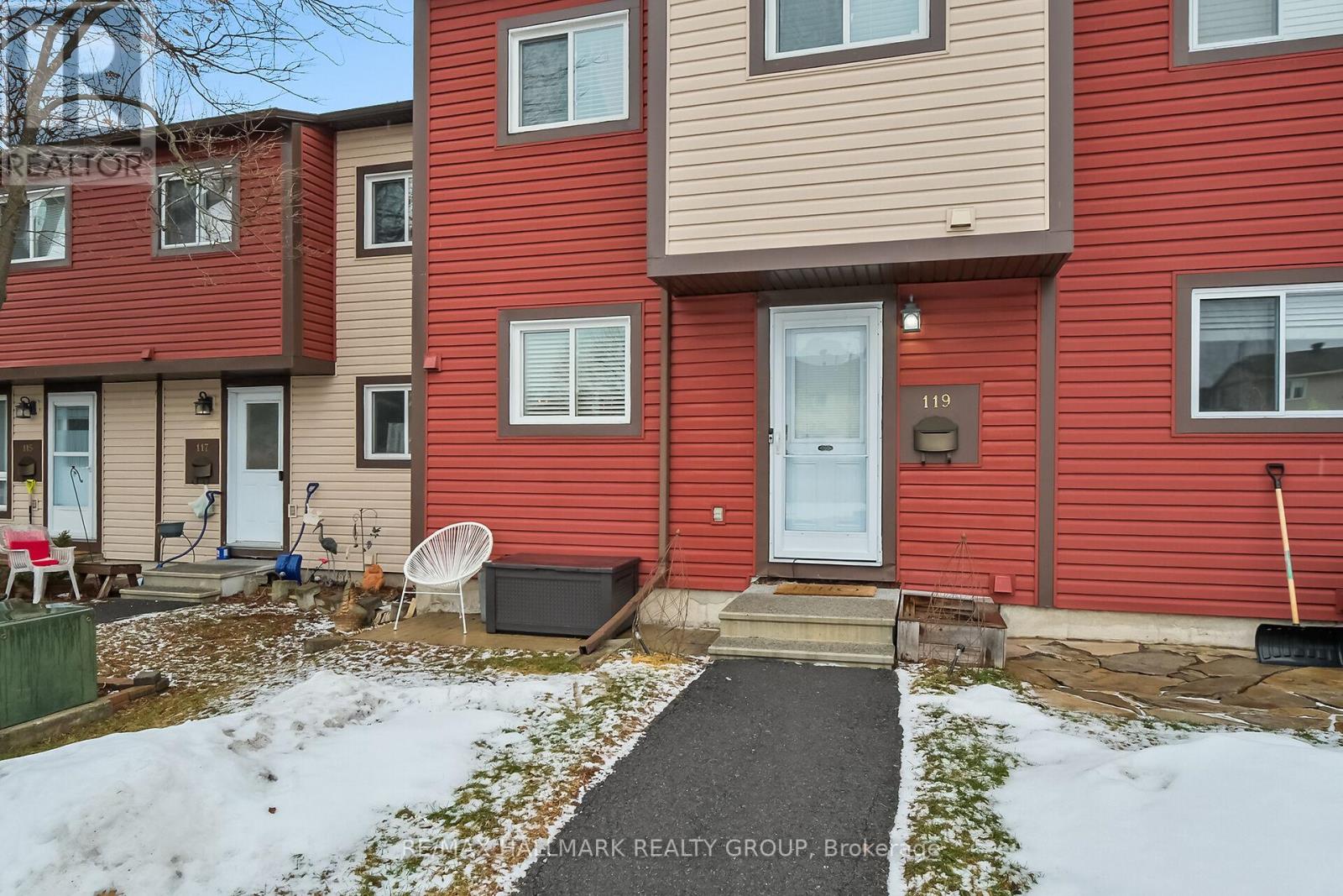 119 Teal Crescent, Ottawa, Ontario  K1E 2C1 - Photo 2 - X12909342