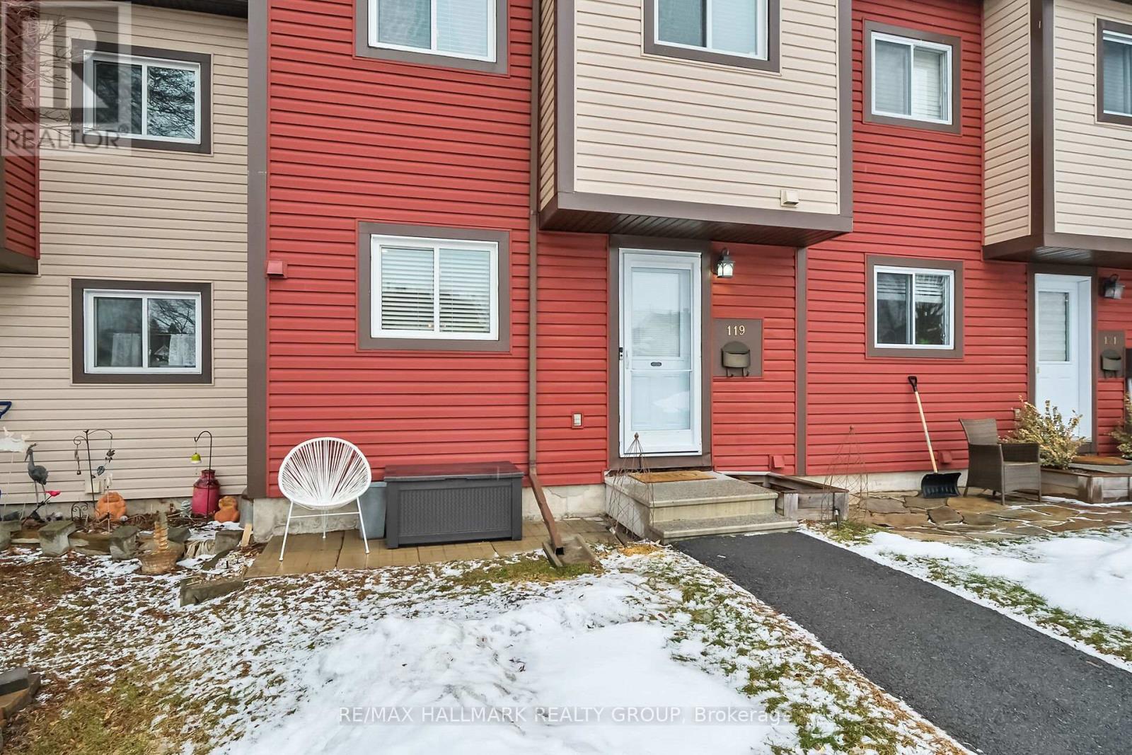 119 Teal Crescent, Ottawa, Ontario  K1E 2C1 - Photo 4 - X12909342
