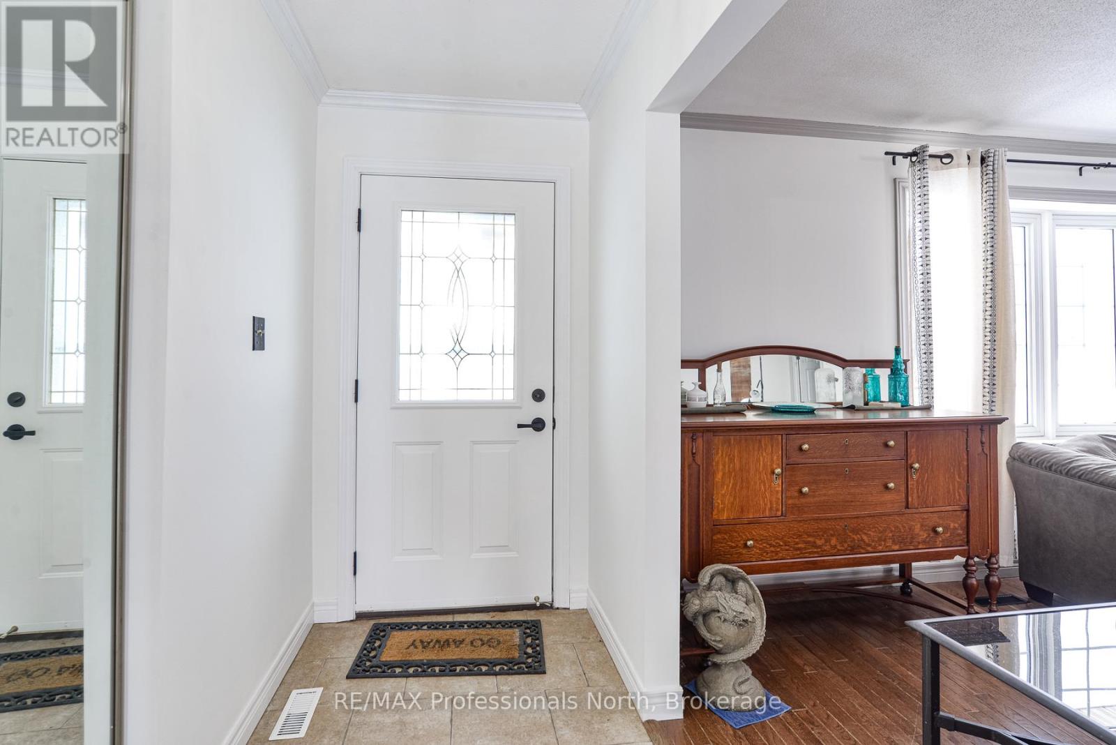 76 Westvale Drive, Bracebridge, Ontario P1L 1B3 - Photo 3 - X12930628