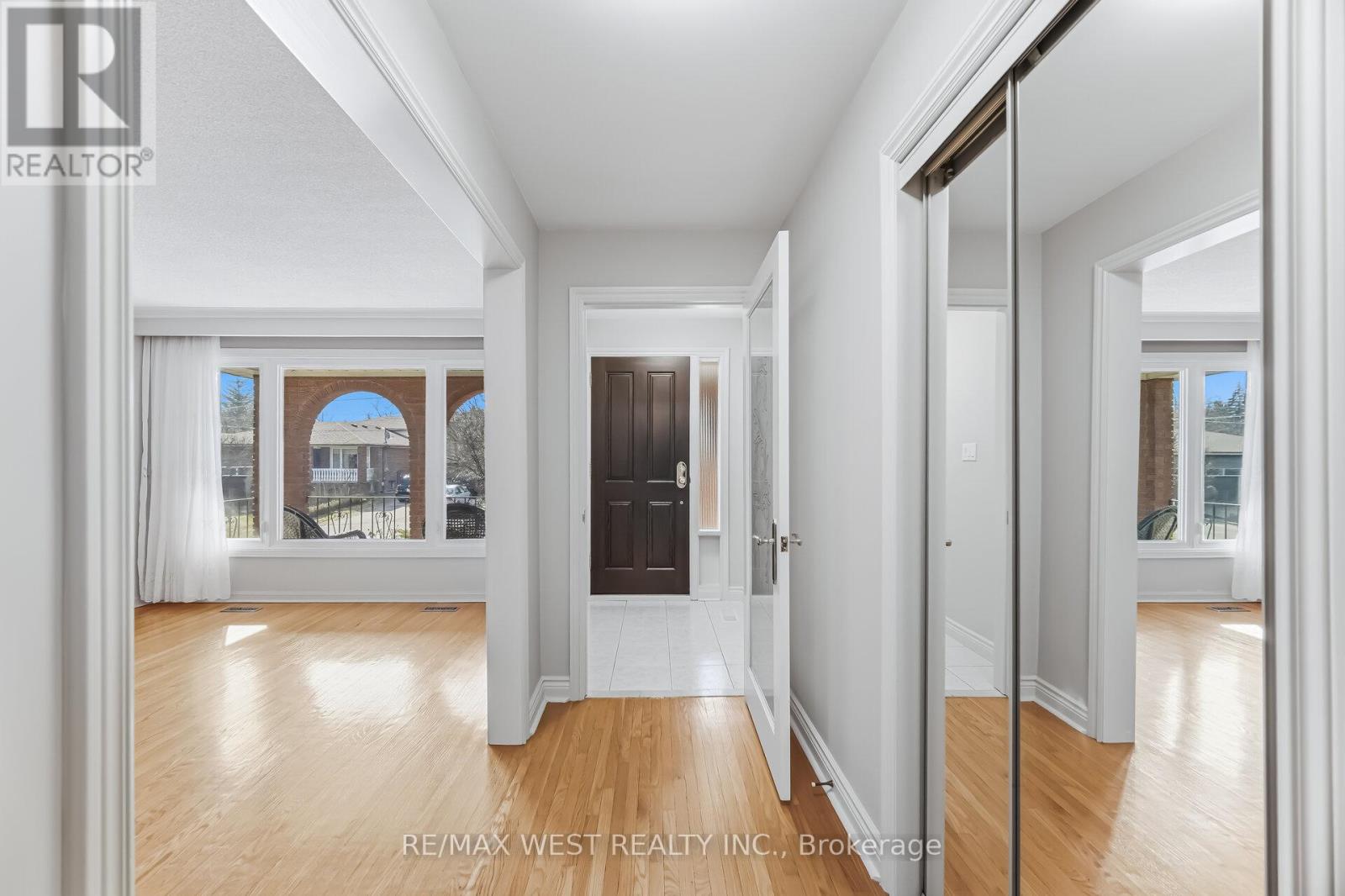 6 Disan Court, Toronto, Ontario  M9V 4A7 - Photo 2 - W12930106