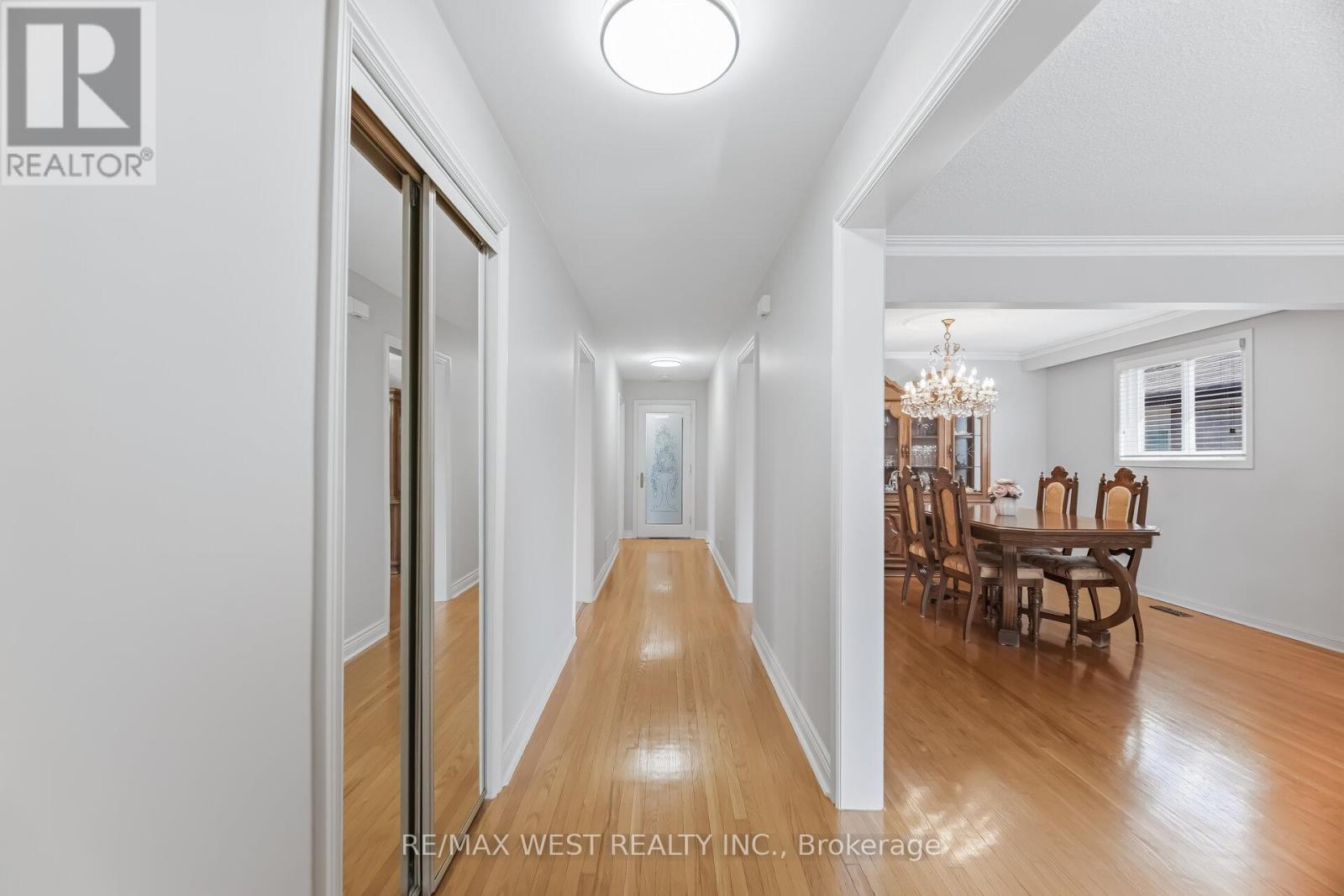 6 Disan Court, Toronto, Ontario  M9V 4A7 - Photo 4 - W12930106