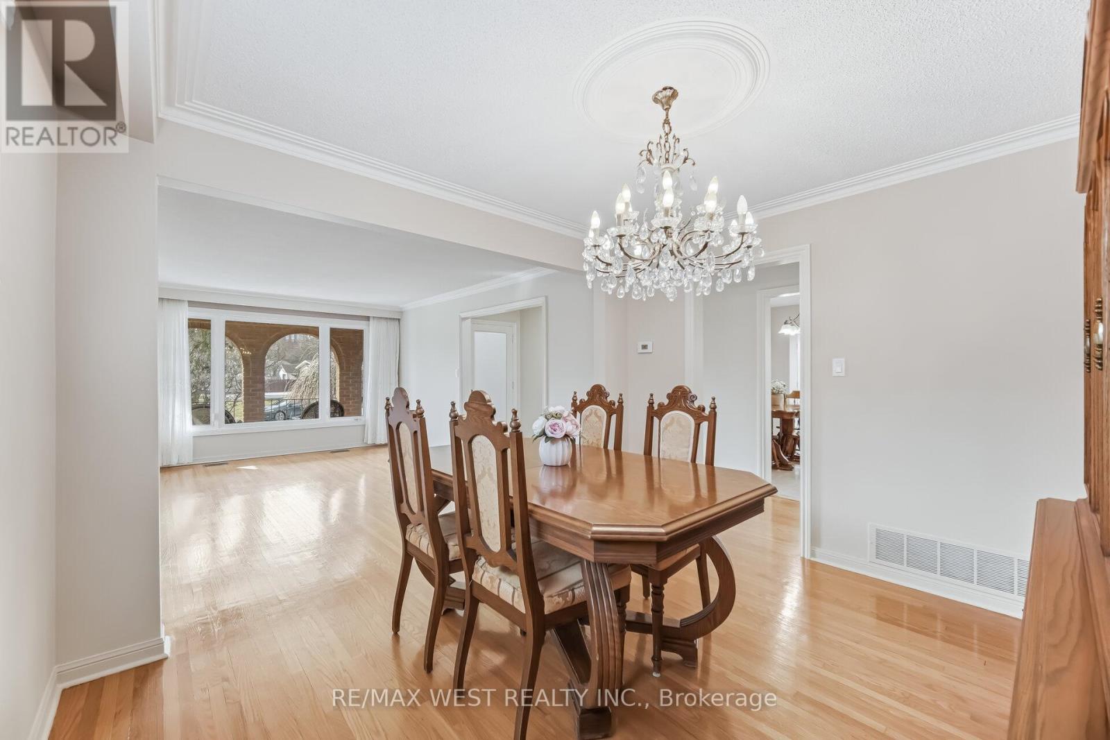 6 Disan Court, Toronto, Ontario  M9V 4A7 - Photo 8 - W12930106