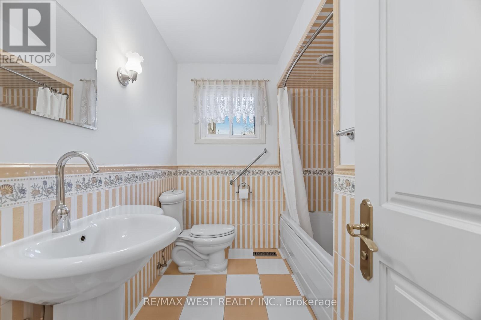 6 Disan Court, Toronto, Ontario  M9V 4A7 - Photo 19 - W12930106