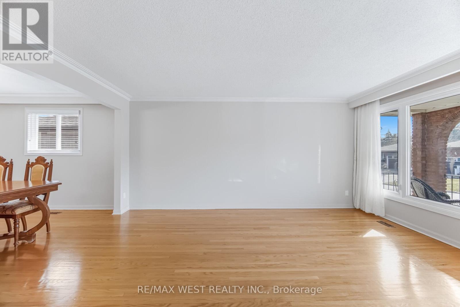 6 Disan Court, Toronto, Ontario  M9V 4A7 - Photo 5 - W12930106