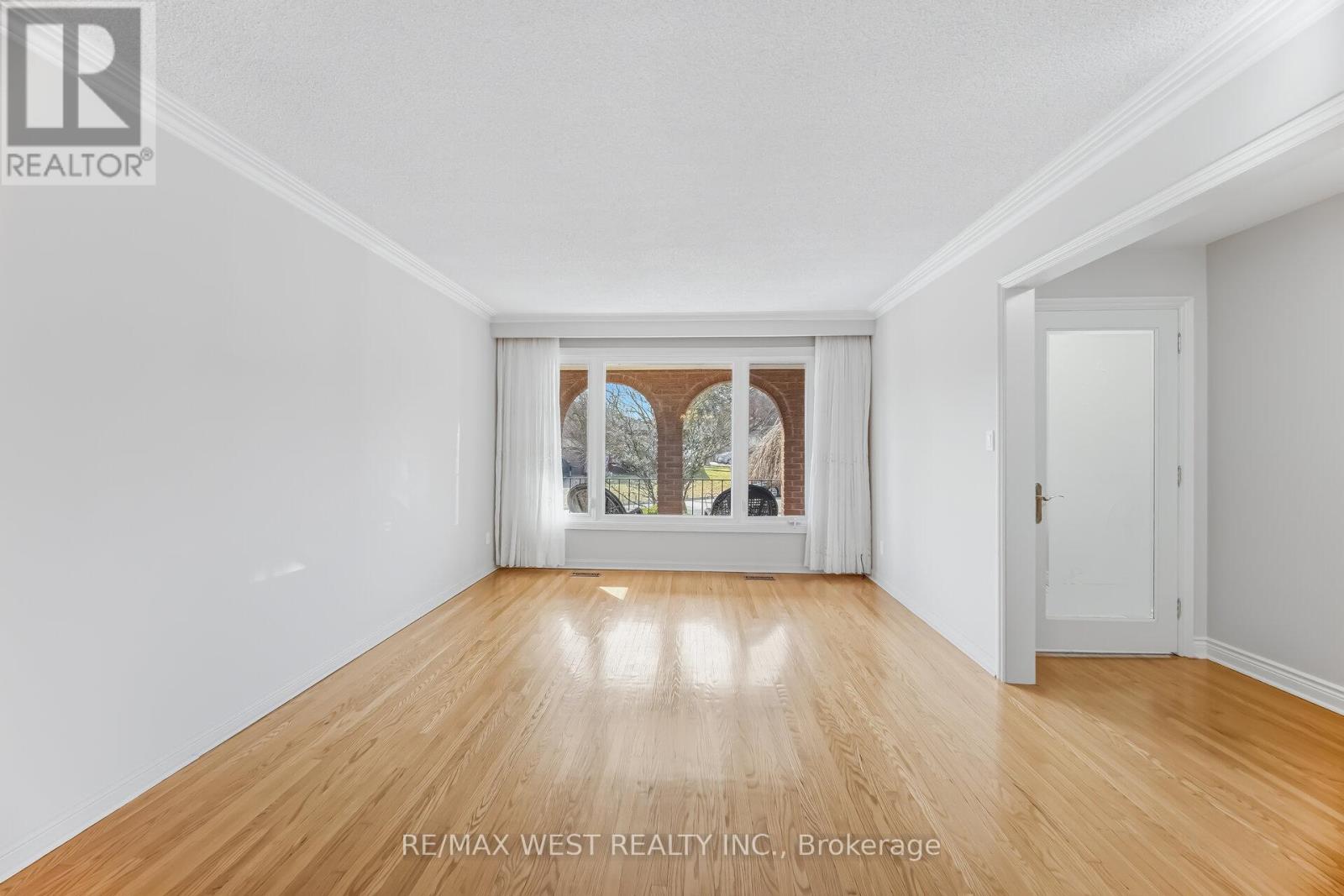 6 Disan Court, Toronto, Ontario  M9V 4A7 - Photo 6 - W12930106