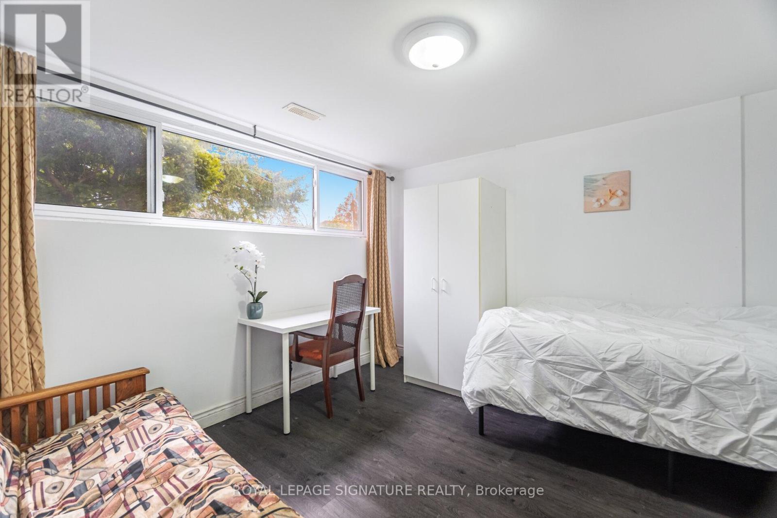 Main - 406 Tamarack Drive, Waterloo, Ontario N2L 4G6 - Photo 4 - X12888620