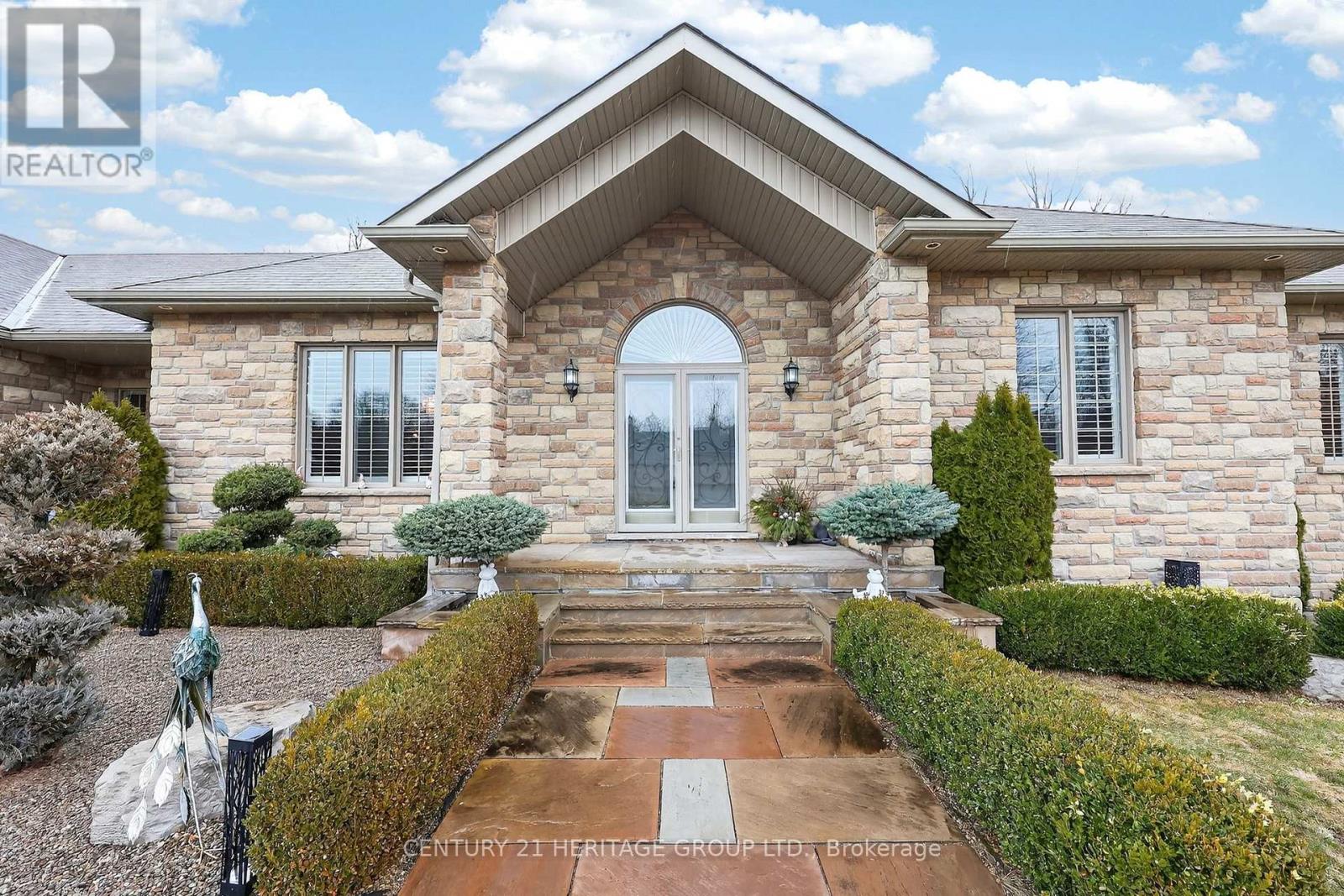 19 Shore Crescent, Georgina, Ontario  L0E 1S0 - Photo 2 - N12930650