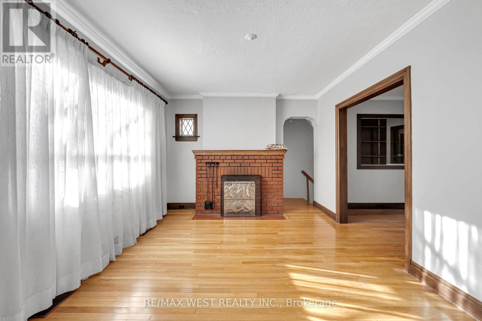 1607 Kenmuir Avenue, Mississauga, Ontario  L5G 4B6 - Photo 2 - W12930620