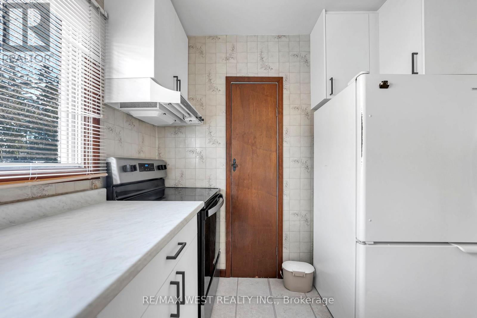 1607 Kenmuir Avenue, Mississauga, Ontario  L5G 4B6 - Photo 5 - W12930620