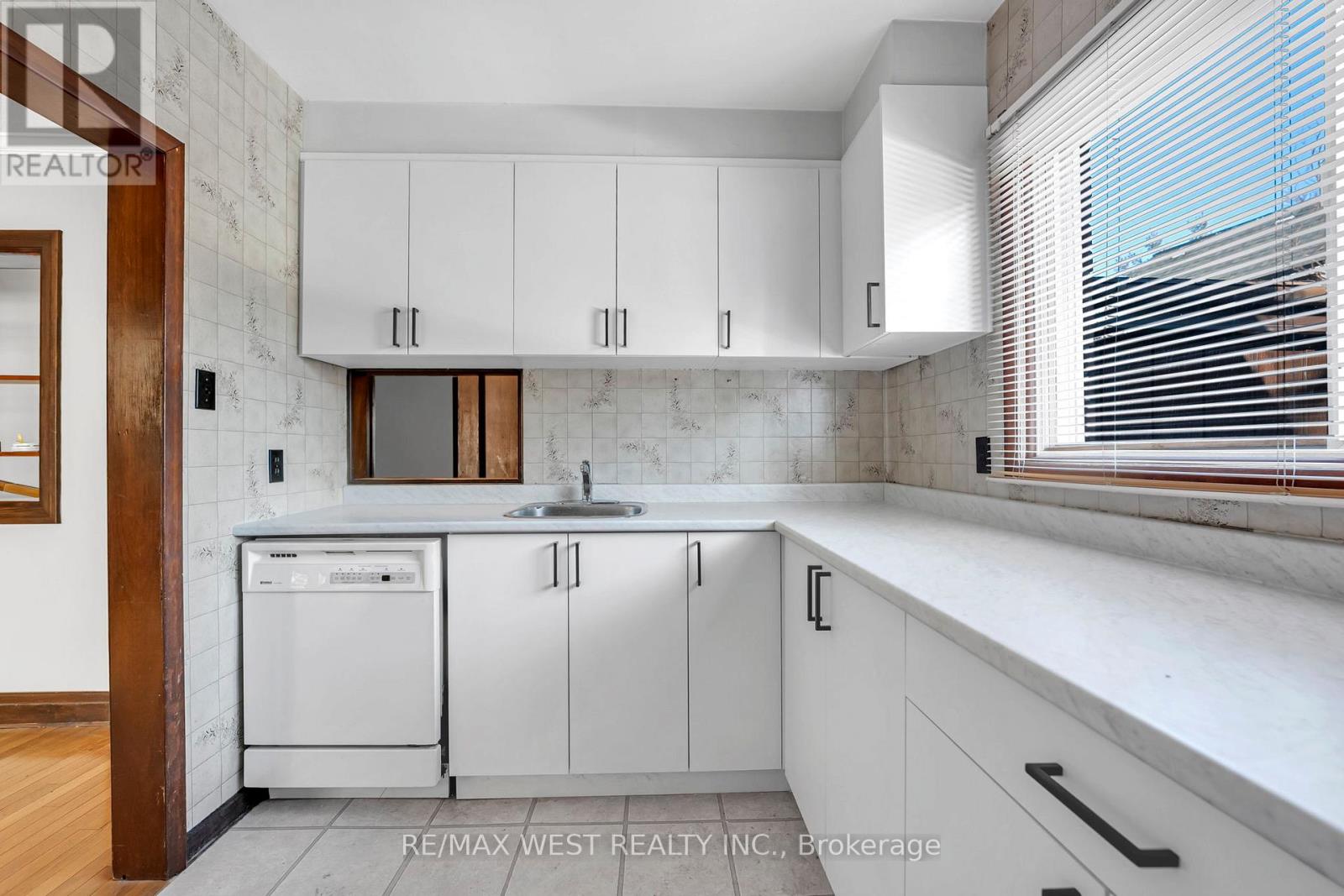 1607 Kenmuir Avenue, Mississauga, Ontario  L5G 4B6 - Photo 6 - W12930620