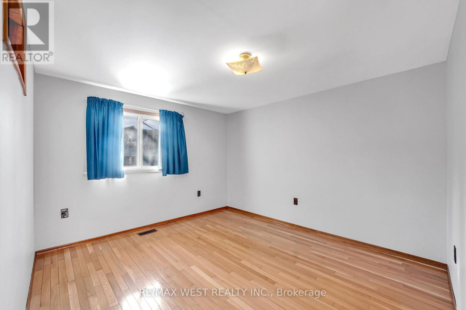 1607 Kenmuir Avenue, Mississauga, Ontario  L5G 4B6 - Photo 7 - W12930620