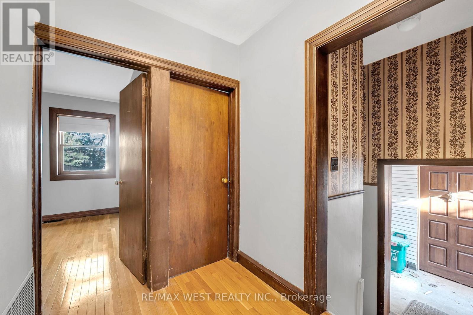 1607 Kenmuir Avenue, Mississauga, Ontario  L5G 4B6 - Photo 8 - W12930620