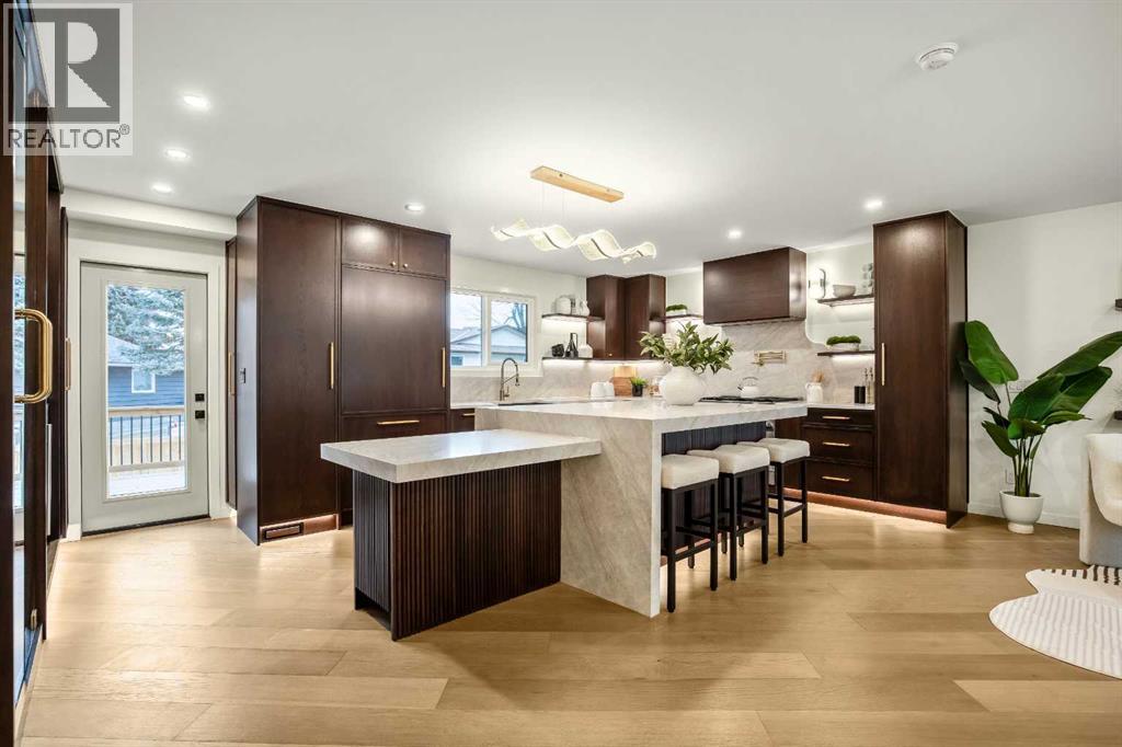 216 Oakridge Place Sw, Calgary, Alberta  T2V 1V2 - Photo 2 - A2297026